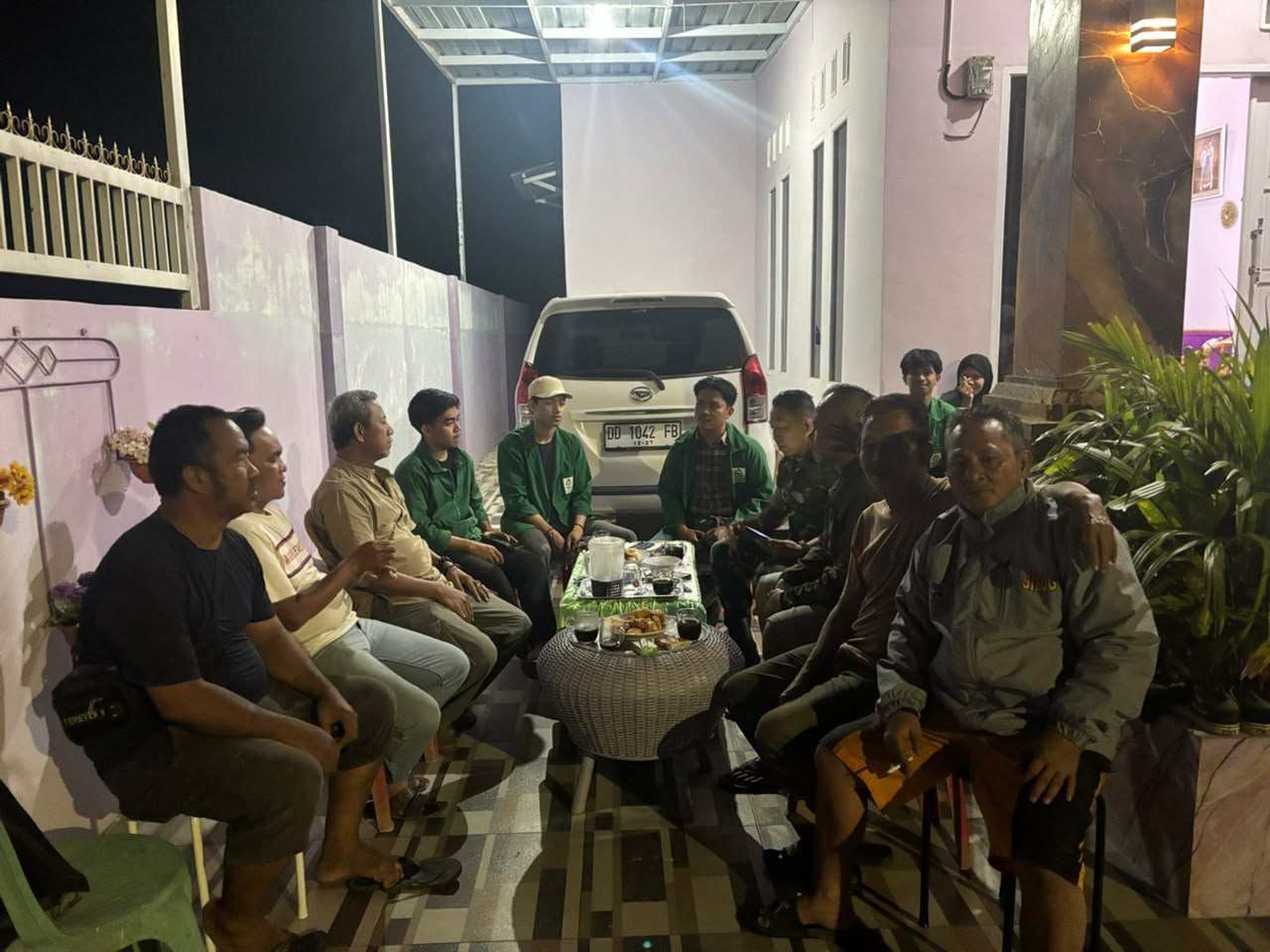 DARI PAGI HINGGA MALAM, KKN UIN ALAUDDIN POSKO 4 MATANGKAN AKSI PENANAMAN MANGROVE DI KELURAHAN LEMBANG